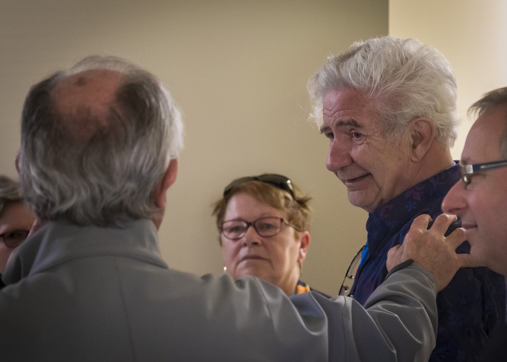 Gilles en discussion dans un groupe