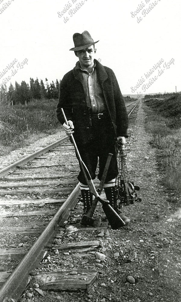 Willie Bernier sur la voie ferrée du Témiscouata avec un fusil et ses pièges